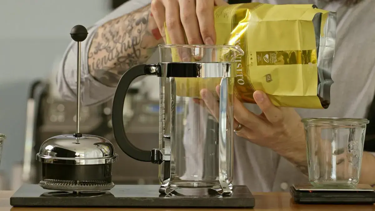 Migros Kaffee: Craft technique demonstrated.